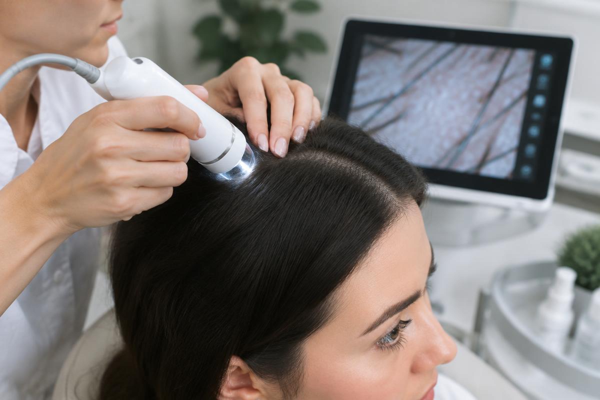 Warm water halo flowing over the scalp during a head spa